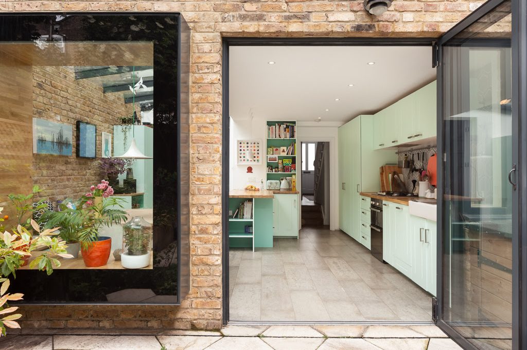 Una casa vittoriana ristrutturata con grandi vetrate e tanto verde