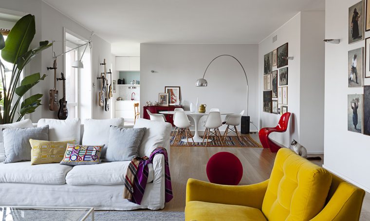 Un appartamento moderno arredato con mobili di famiglia e di design