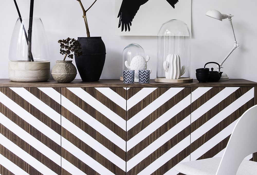 Trasforma il vecchio mobile con righe décor