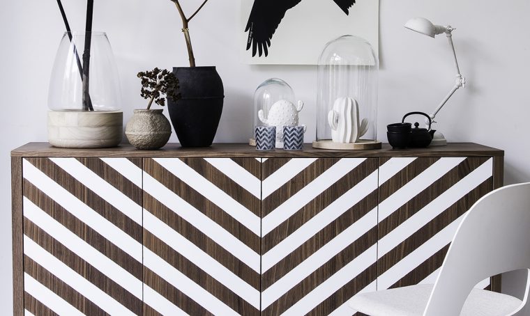 Trasforma il vecchio mobile con righe décor