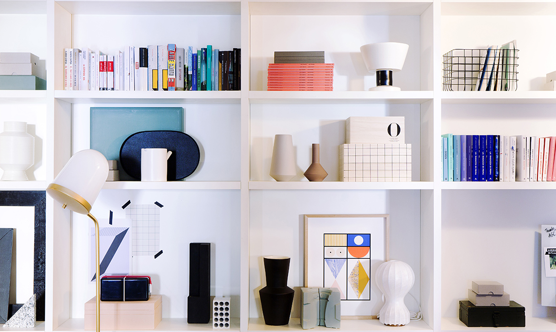 libreria con oggetti décor