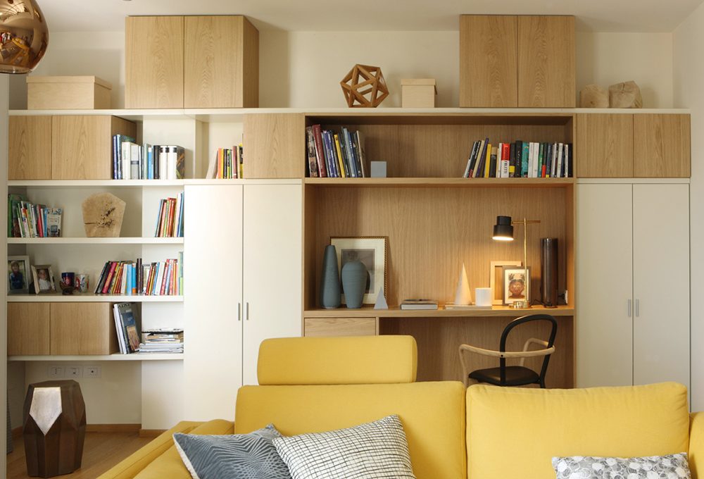 Una grande parete attrezzata: la libreria si trasforma in angolo studio