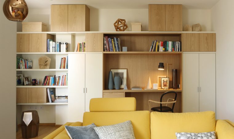 Una grande parete attrezzata: la libreria si trasforma in angolo studio