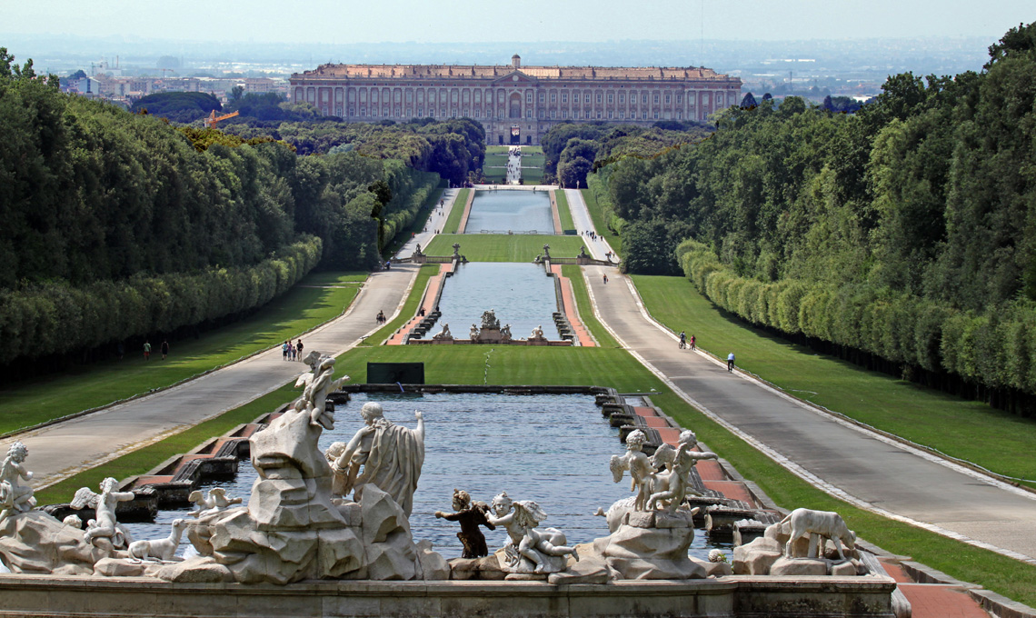 Reggia di Caserta, prospettiva dalla fontana di Venere e Adone_[foto Panoramio]