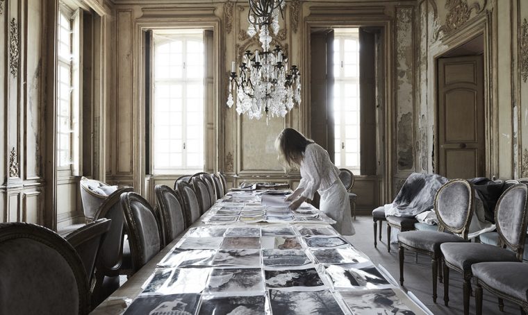Una mostra fotografica racconta come nascono i profumi