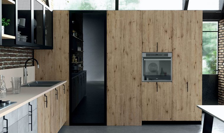 La ‘cabina armadio’ che sfrutta l’angolo in cucina