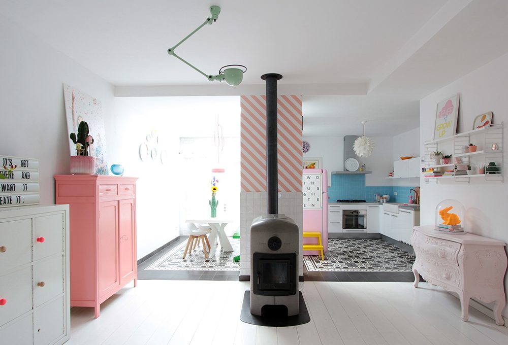 Una casa in stile nordico con colori pastello e carte da parati