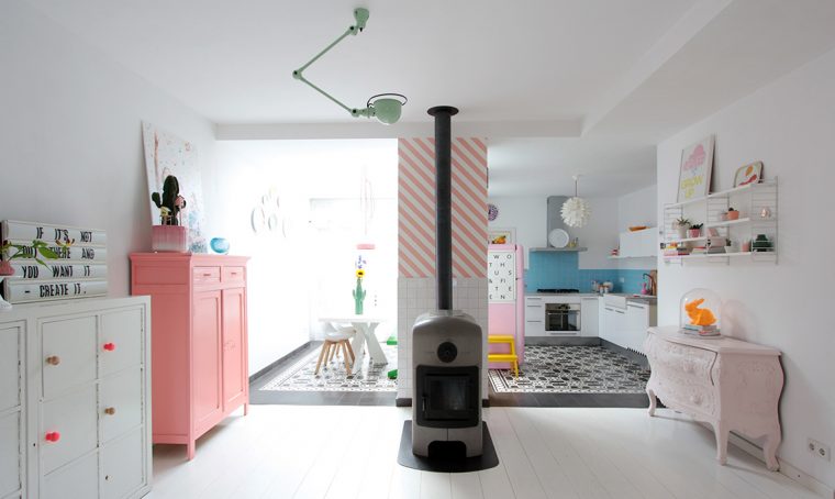 Una casa in stile nordico con colori pastello e carte da parati