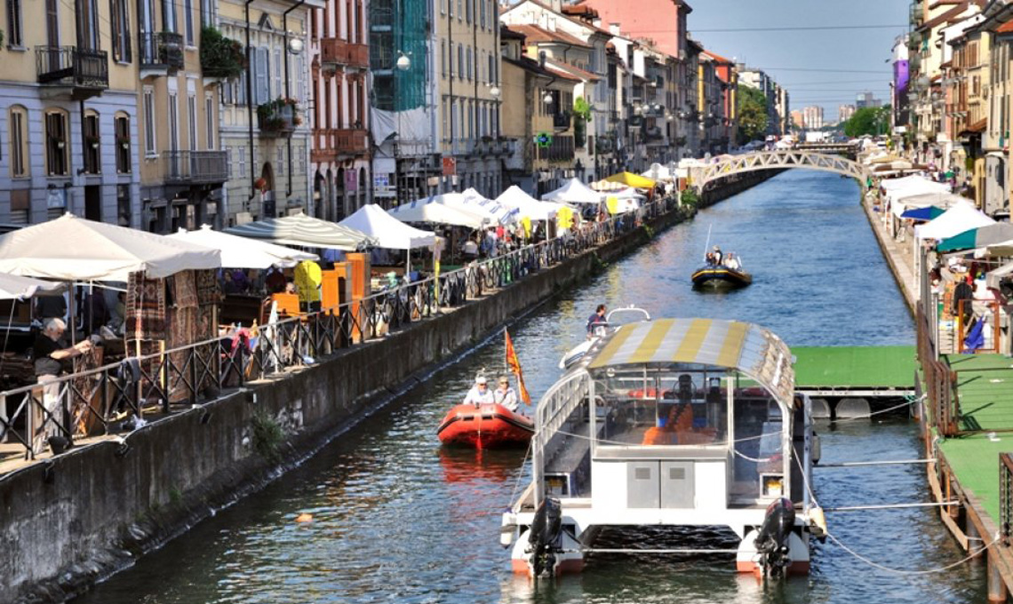 Il mercato dell'antiquariato di Milano sul Naviglio Grande, ultima domenica del mese