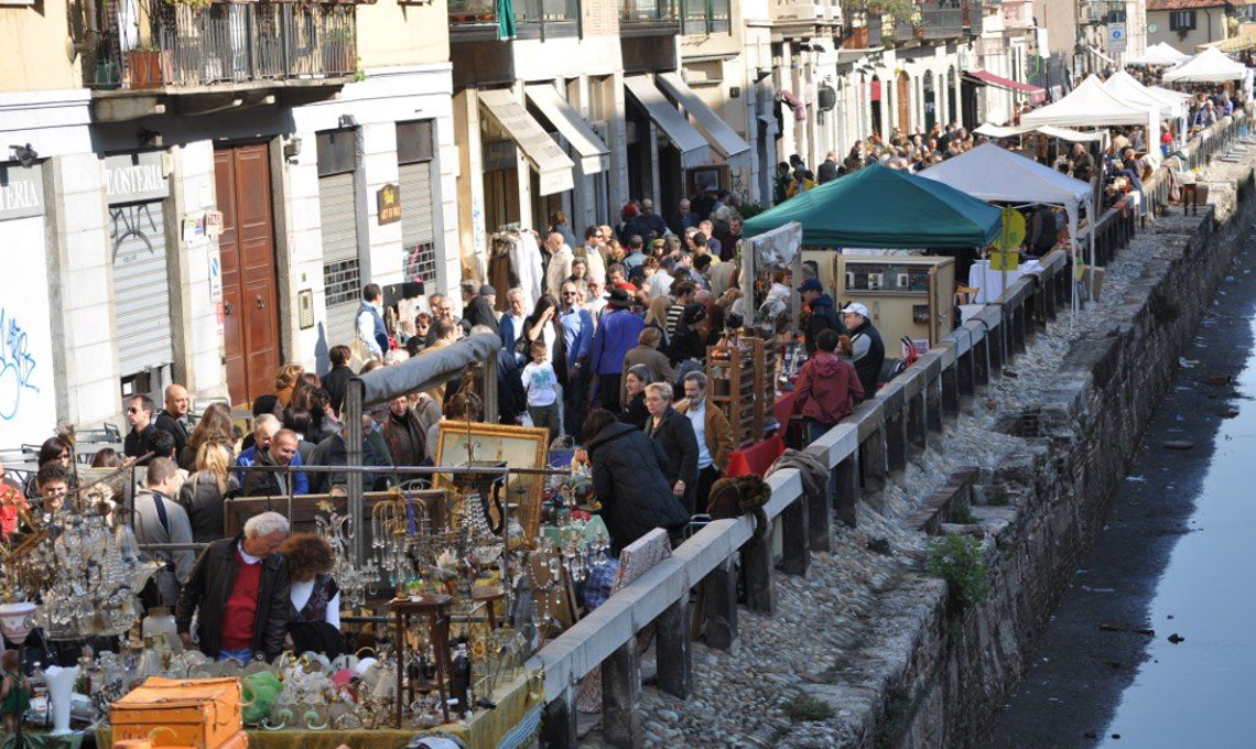 Il mercato dell'antiquariato di Milano sul Naviglio Grande, ultima domenica del mese