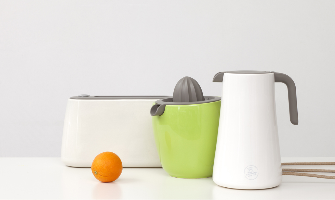 Accessori da cucina come il tostapane o lo spremiagrumi in versione ceramica: funzionali e belli da lasciare a vista Moduli combinabili Grape per organizzare le bottiglie di vino, a terra o a parete (Robert Bronwasser per Concept)