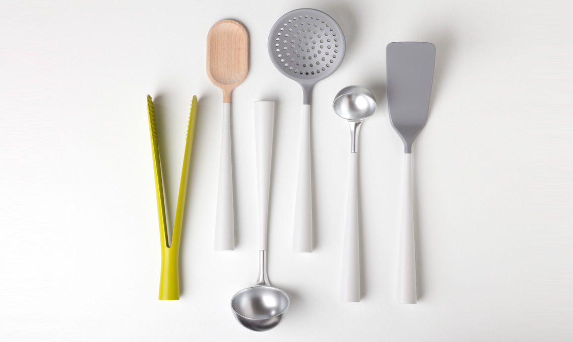 Utensili da cucina belli e funzionali: una calamita è nascosta al loro interno e permette di appenderli a un binario di metallo senza ganci (Robert Bronwasser per Concept)
