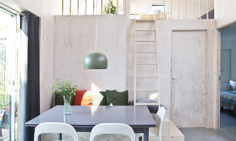 Una casa moderna e funzionale interamente rivestita di legno