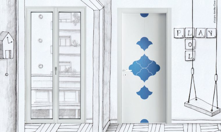 Portafinestra minimal abbinata alla porta decorata: stile creativo