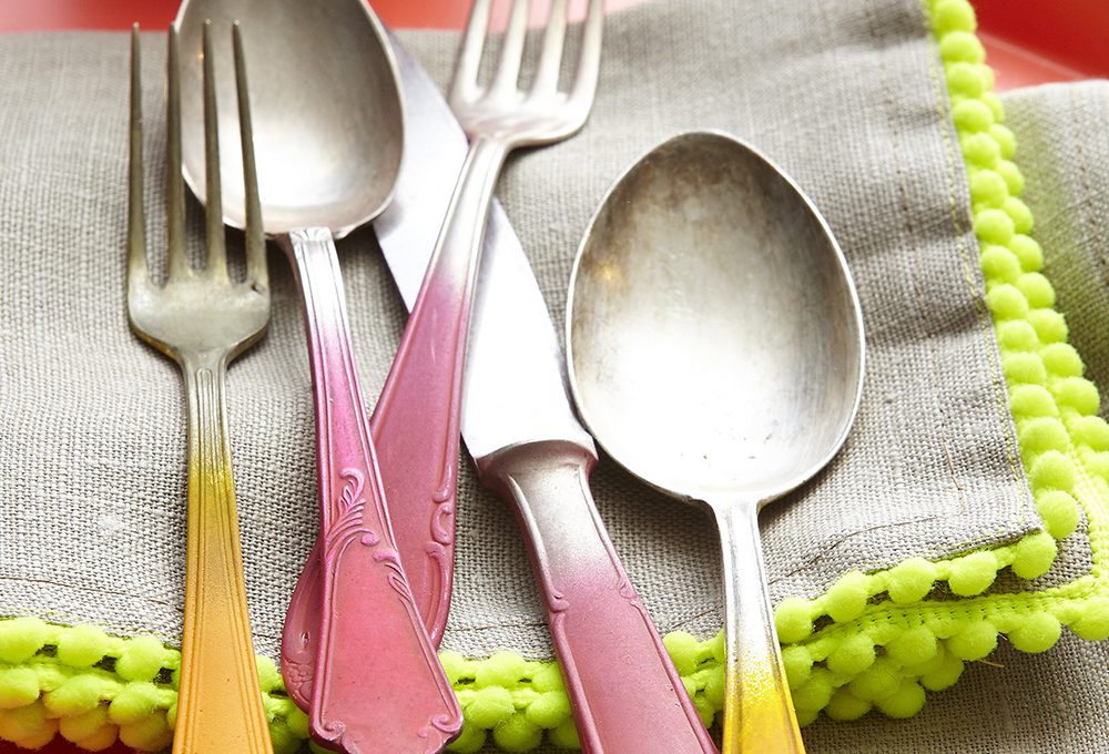 Come dipingere le vecchie posate con colori fluo