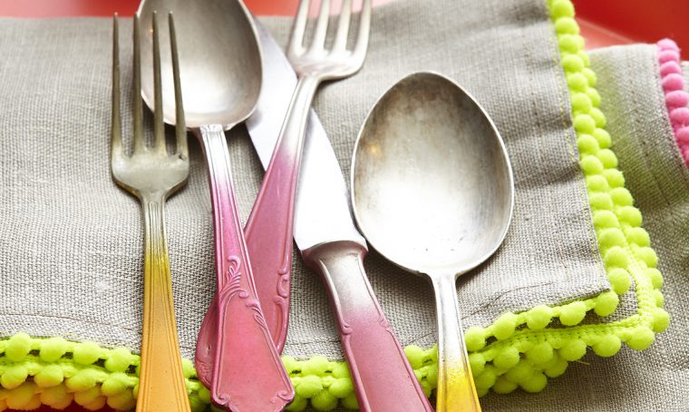 Come dipingere le vecchie posate con colori fluo