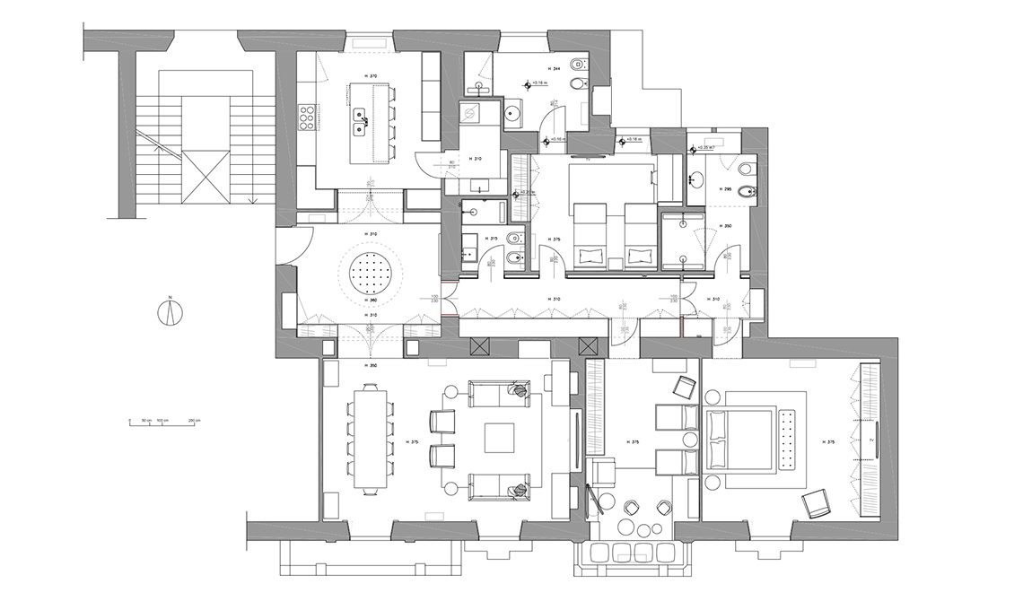 casa in bianco e nero tra classico e contemporaneo