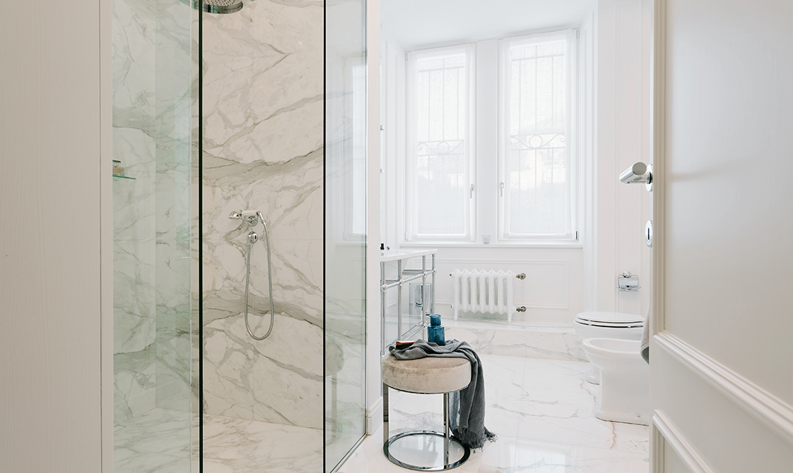 casa in bianco e nero tra classico e contemporaneo