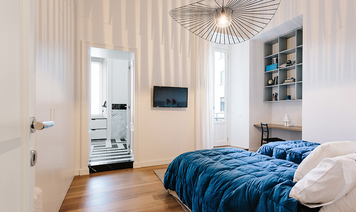 casa in bianco e nero tra classico e contemporaneo