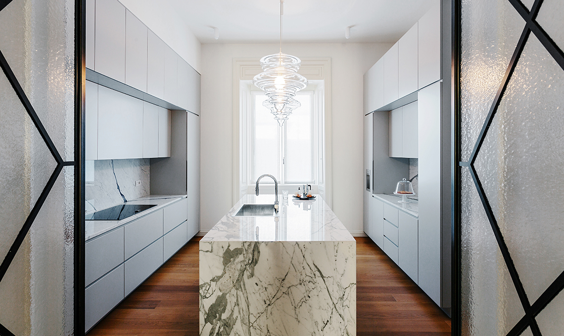 casa in bianco e nero tra classico e contemporaneo