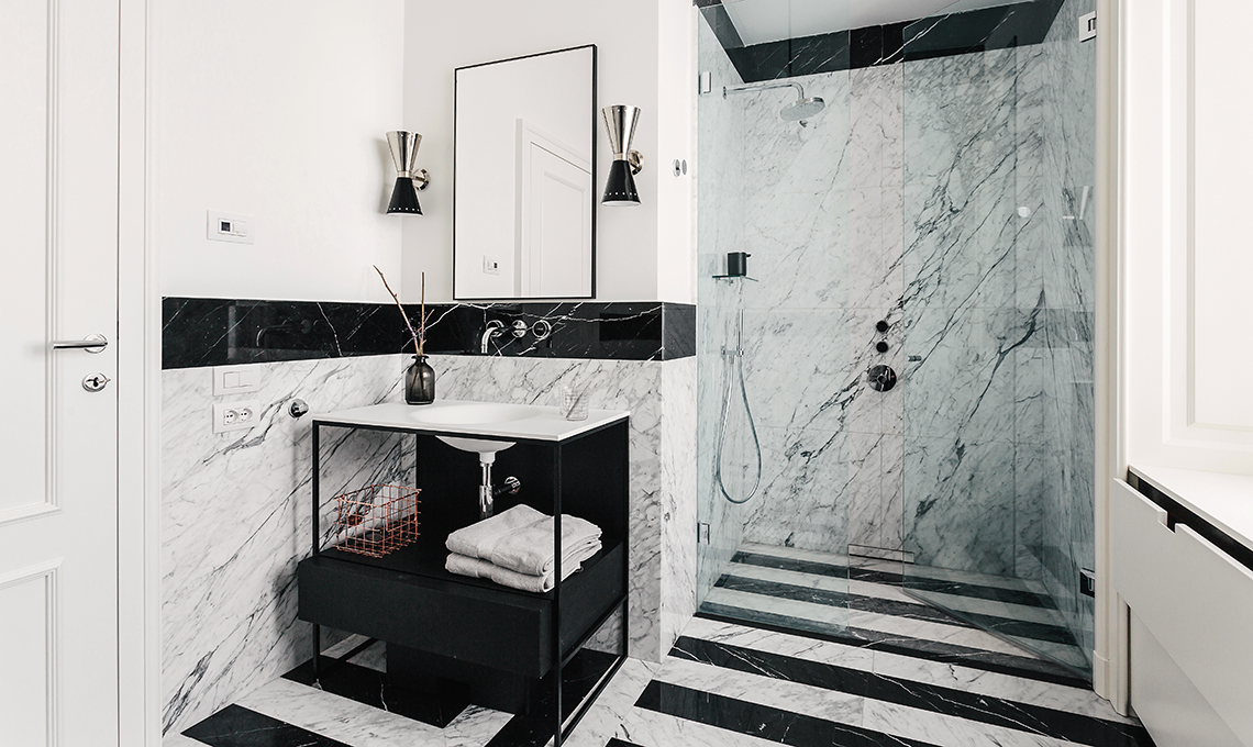 casa in bianco e nero tra classico e contemporaneo