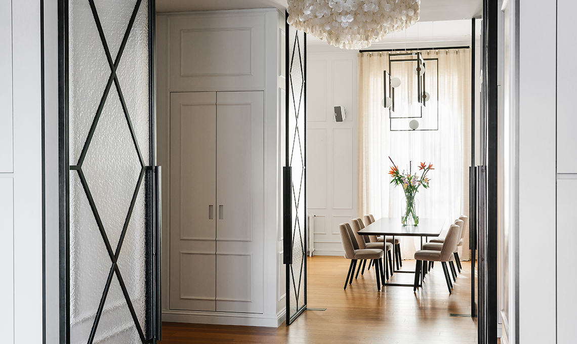 casa in bianco e nero tra classico e contemporaneo