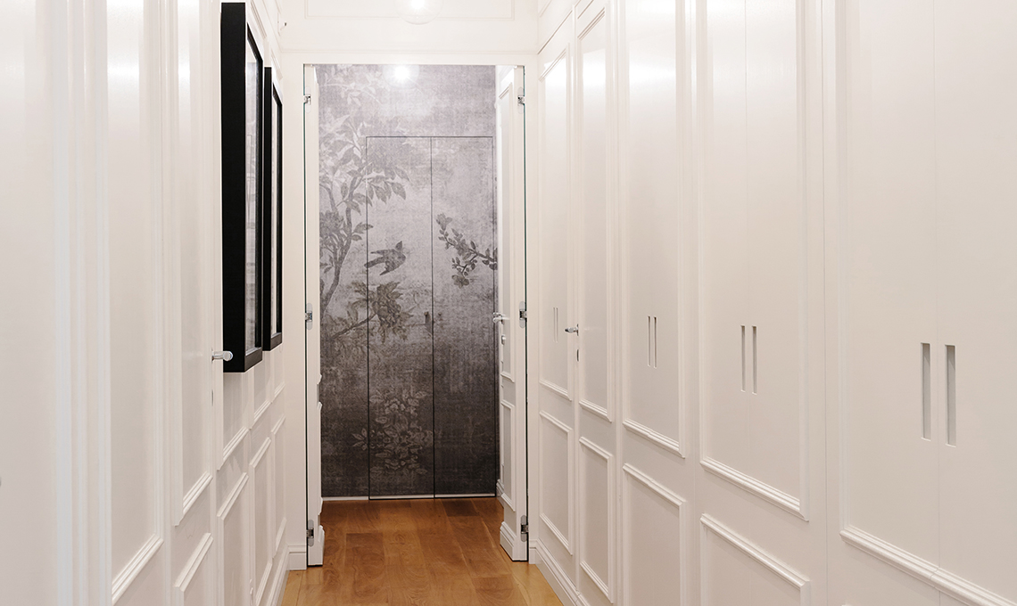 casa in bianco e nero tra classico e contemporaneo