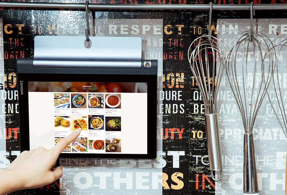 Accessori, supporti e staffe utili per usare i tablet anche in cucina