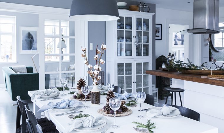 Tanto bianco e decorazioni natalizie in stile nordico
