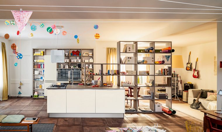 La libreria multifunzione per la cucina a vista