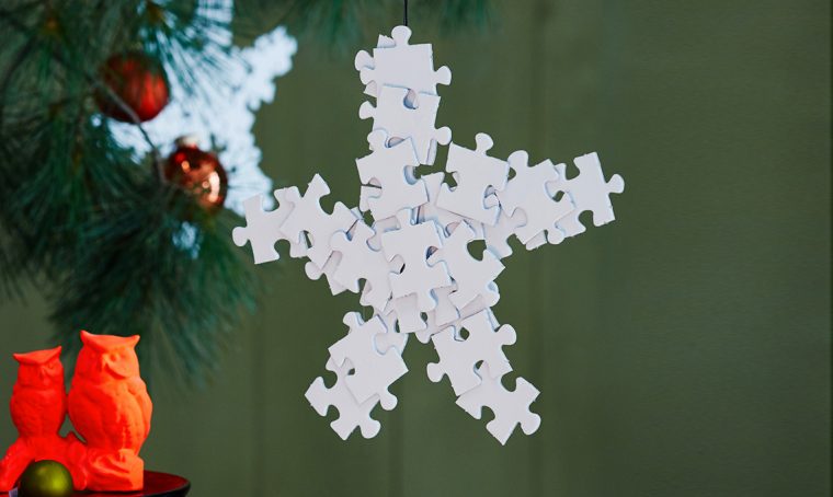 Ricicla le tessere dei puzzle e trasformale in fiocchi di neve fai-da-te