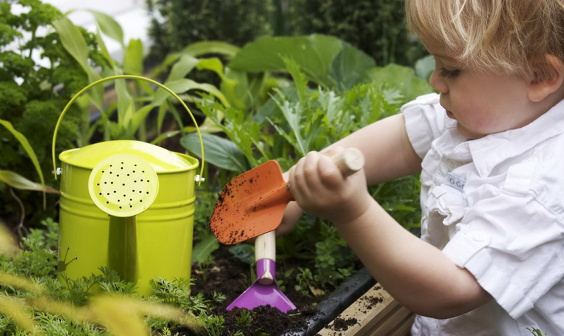 bimbi e giardinaggio
