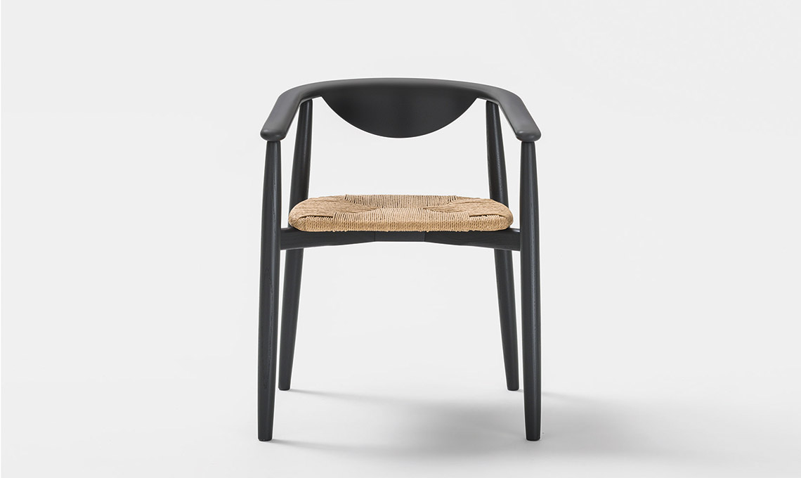 sedia nera e legno
