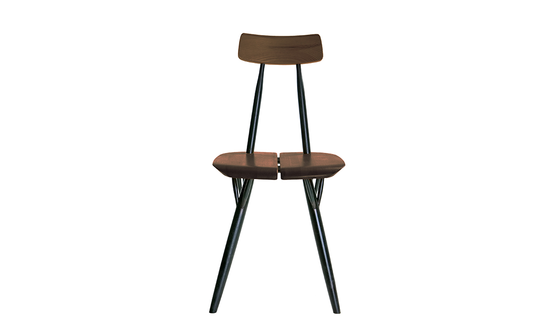 sedia nera e legno