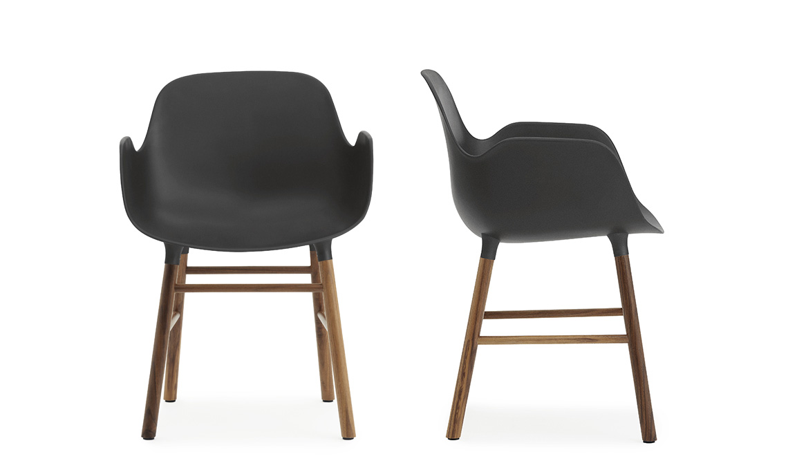 sedia nera e legno