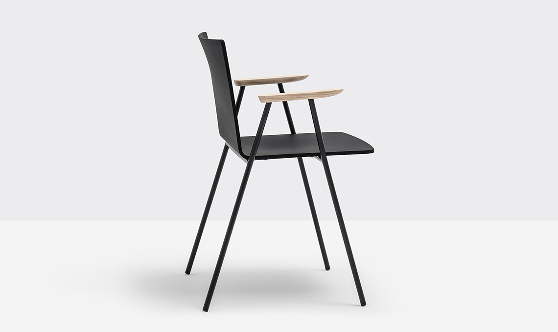 sedia nera e legno