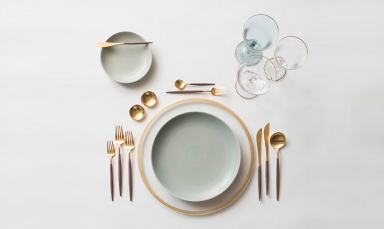 Apparecchiare la tavola in stile minimal con posate dorate