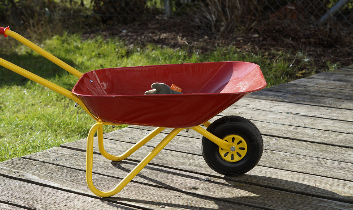 bimbi in giardino