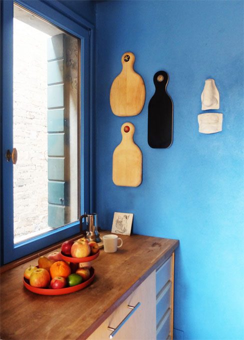 CASAfacile Kanz architetti cucina blu taglieri