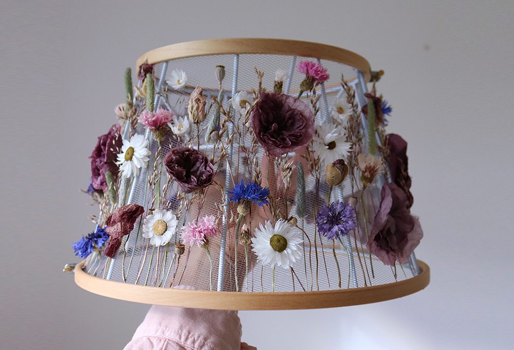 Le creazioni di fiori secchi e tulle di Olga Prinku