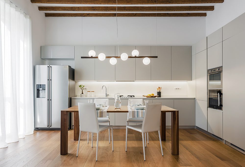 Soggiorno e cucina a vista con locale dispensa