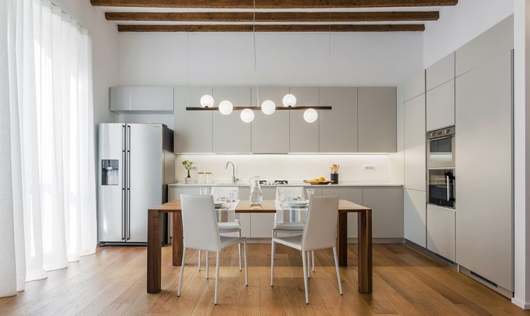 Soggiorno e cucina a vista con locale dispensa