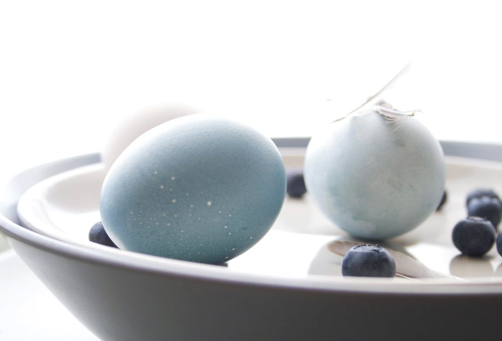 Come dipingere le uova di Pasqua con colori naturali e vegetali