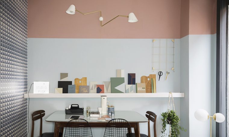 Una parete, due colori: idee e ispirazioni per arredare lo studio
