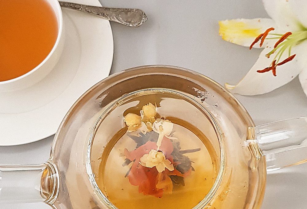 I fiori del tè portano in tavola la primavera