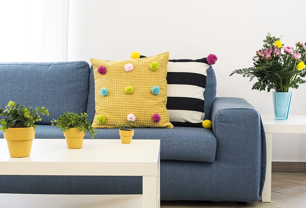 Un cuscino a pois: fast re-fashion per il tuo soggiorno
