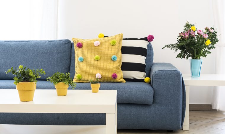 Un cuscino a pois: fast re-fashion per il tuo soggiorno