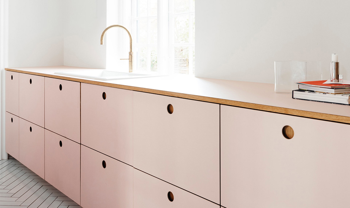 CasaFacile_MCima_cucina_rosa_mobili