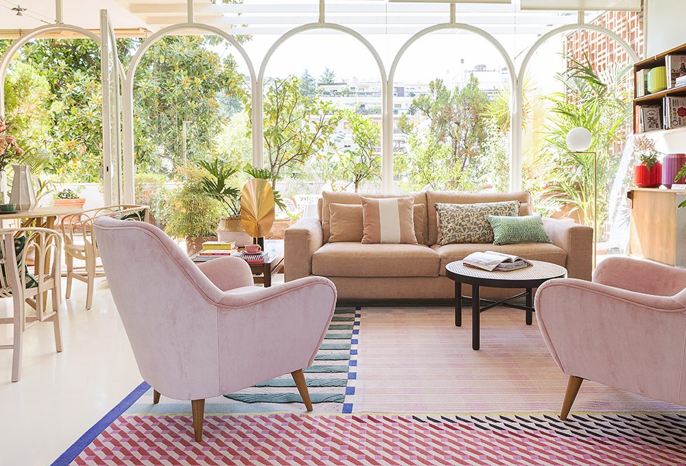 Una casa romana con grandi vetrate, arredi rosa e decorazioni con i washi tape