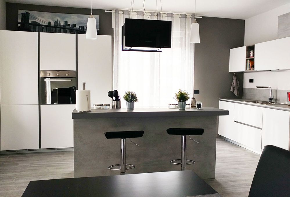 Ristrutturare: un grande soggiorno con cucina a vista in mansarda
